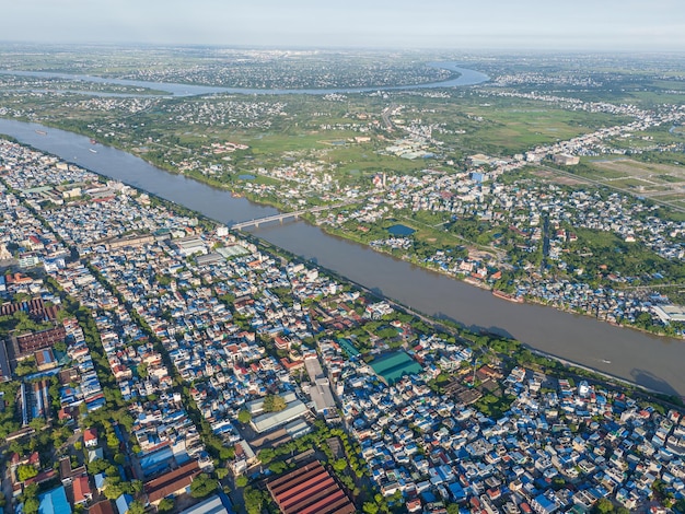 Widok z powietrza miasta Nam Dinh z wieloma domami, budynkami i jeziorami
