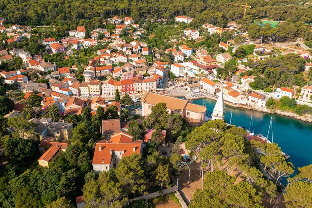 Zdjęcie widok z powietrza miasta veli losinj na wyspie losinj na morzu adriatyckim w chorwacji
