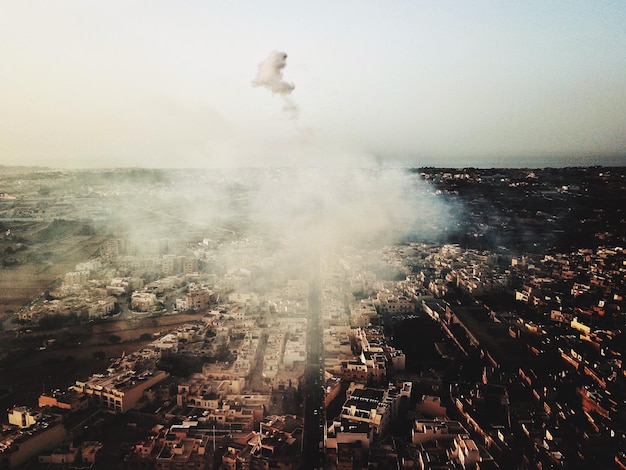 Widok z powietrza miasta Zeytun na Malcie z dymem fajerwerków w tle