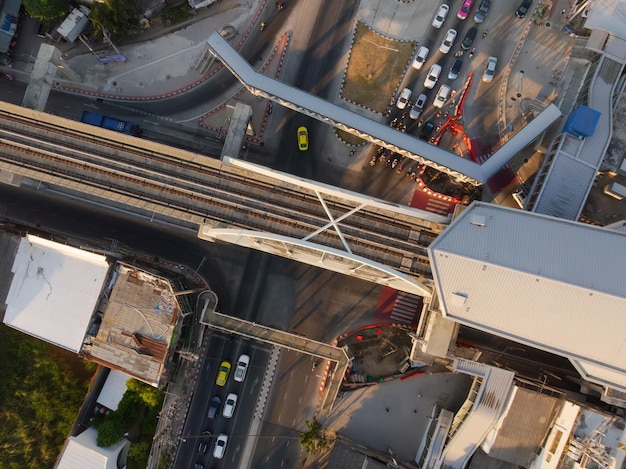 Zdjęcie widok z powietrza na centrum bangkoku stacja kolejowa sky samochody na drogach i budynkach tajlandia