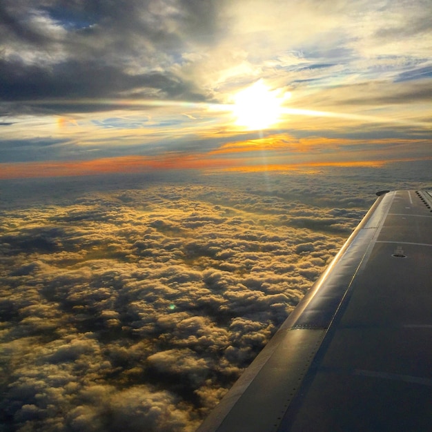 Zdjęcie widok z powietrza na chmury nad skrzydłem samolotu