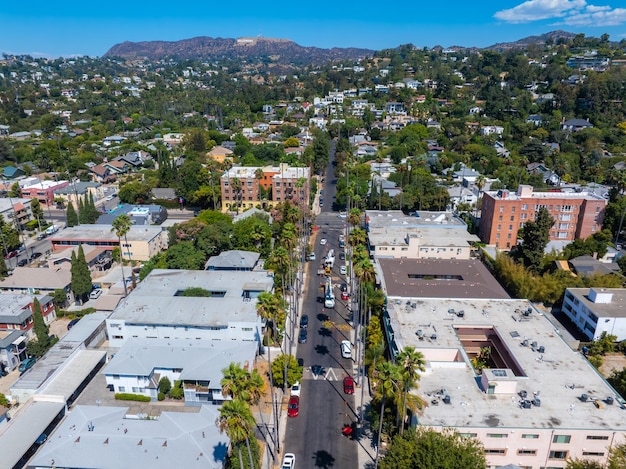 Widok z powietrza na dzielnicę Hollywood z Hollywood Hills w tle