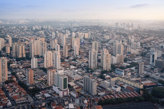 Widok z powietrza na dzielnicę Lapa i Vila Romana w Sao Paulo w Brazylii