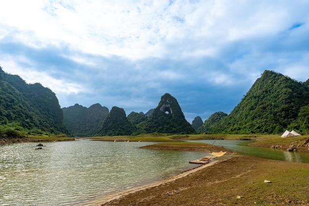 Widok z powietrza na górę Thung w prowincji Tra Linh Cao Bang w Wietnamie z jeziorem chmurna przyroda kemping i rybak Koncepcja podróży i krajobrazu