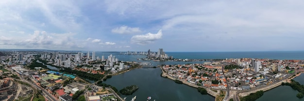 Widok z powietrza na horyzont Cartageny de Indias w Kolumbijskim Karaibach