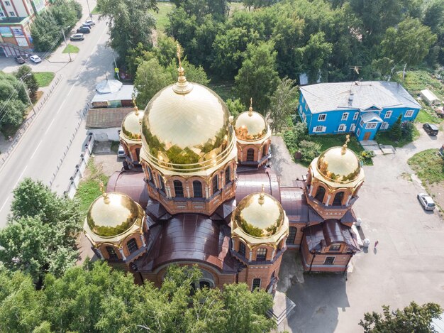 Zdjęcie widok z powietrza na katedrę piotra i pawła w tomsku na syberii w rosji