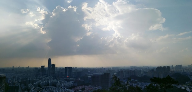 Zdjęcie widok z powietrza na krajobraz miasta na chmurnym niebie