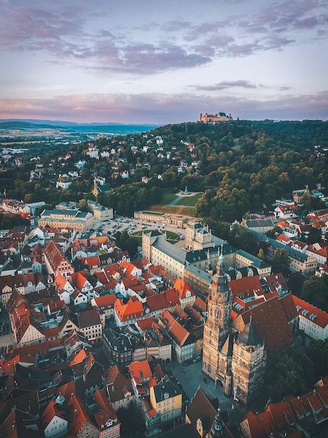 Widok z powietrza na krajobraz miasta na tle nieba przy zachodzie słońca