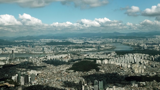Zdjęcie widok z powietrza na krajobraz miasta na tle nieba