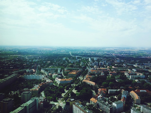 Widok z powietrza na krajobraz miasta na tle nieba
