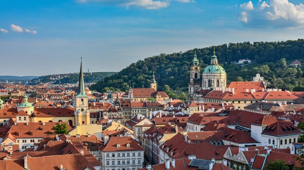 Zdjęcie widok z powietrza na krajobraz miasta na tle nieba