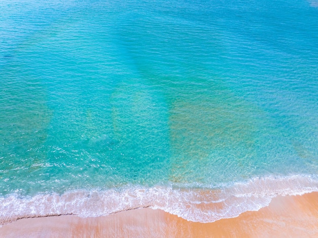 Widok z powietrza na morskie fale Białe piany na piasku na plażyGórny widok na powierzchni morza Przyroda plaża morza piaskowy tło.