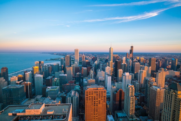 Widok z powietrza na panoramę centrum Chicago przy zachodzie słońca