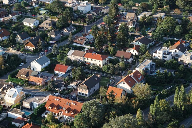 Widok z powietrza na przedmieścia Wiednia podczas zachodu słońca Austria