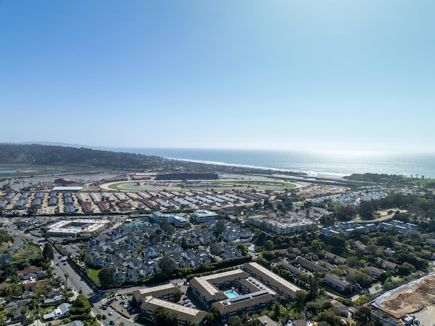 Widok z powietrza na przybrzeżne miasto Solana Beach w hrabstwie San Diego w południowej Kalifornii w Stanach Zjednoczonych