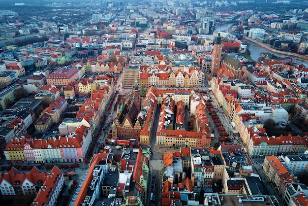 Zdjęcie widok z powietrza na rynek wrocławski podczas świątecznych wakacji