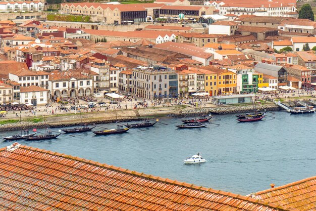 Widok z powietrza na rzekę Douro i promenadę Porto z klasycznymi łodziami Rabelas