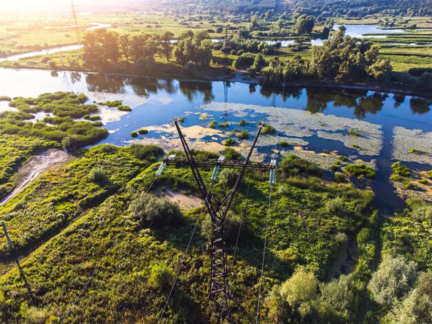 Zdjęcie widok z powietrza na rzekę i linie energetyczne