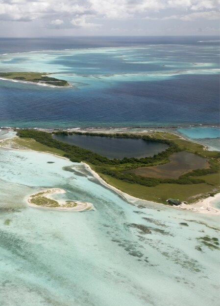 Zdjęcie widok z powietrza na wyspę i morze