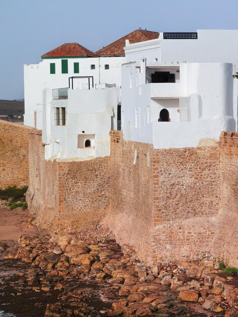 Zdjęcie widok z powietrza nad starą medyną asilah z wybrzeżem w maroku