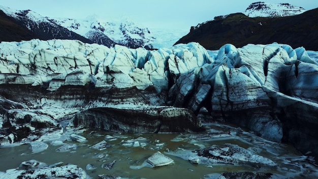 Widok z powietrza niebieskich skał lodowców na lodowcu vatnajokull w Islandii, diamentowe lodowe bloki w kształcie diamentu. Spektakularne góry lodowe i szczeliny tworzące niesamowity krajobraz nordycki.