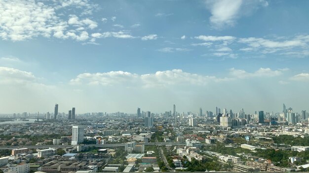 Widok z powietrza nowoczesnych budynków w mieście na tle nieba