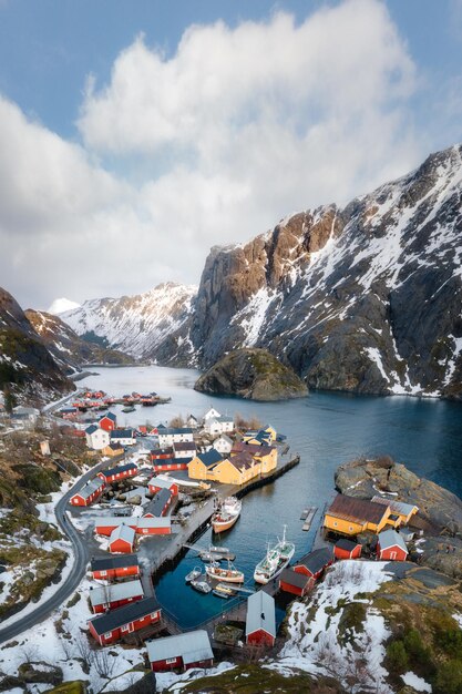 Zdjęcie widok z powietrza nusfjord w lofoten w norwegii