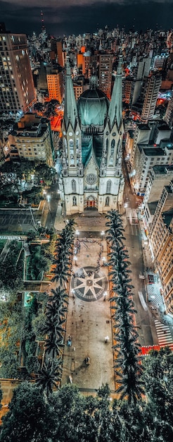 Zdjęcie widok z powietrza oświetlonego kościoła w nocy