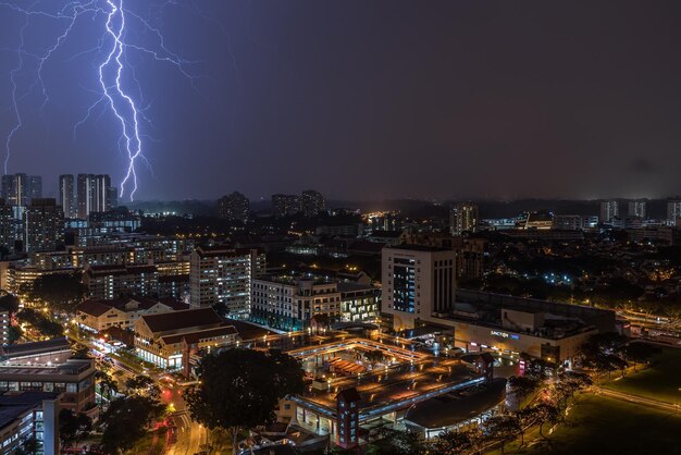 Zdjęcie widok z powietrza oświetlonego krajobrazu miejskiego na tle nocnego nieba