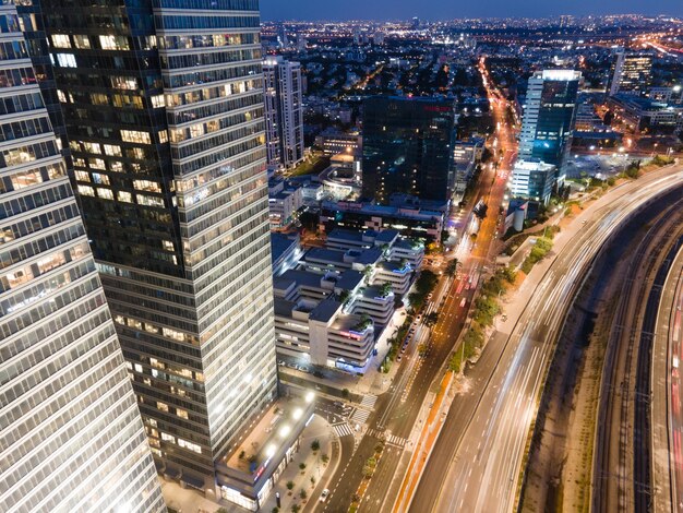 Zdjęcie widok z powietrza oświetlonego krajobrazu miejskiego