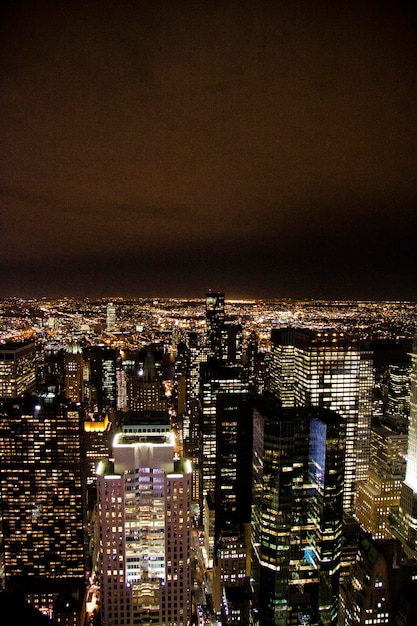 Widok z powietrza oświetlonego miasta w nocy