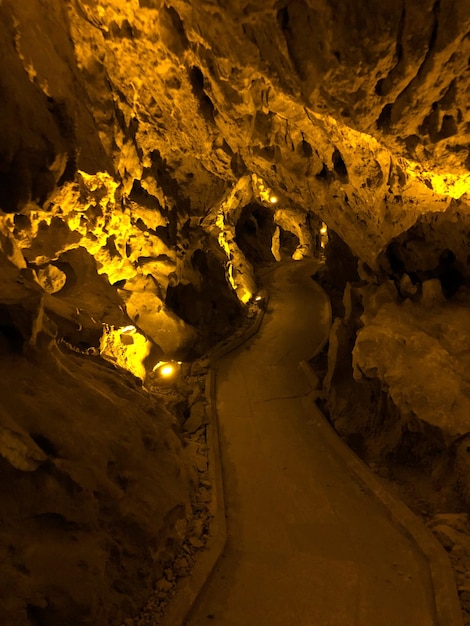 Zdjęcie widok z powietrza oświetlonej jaskini