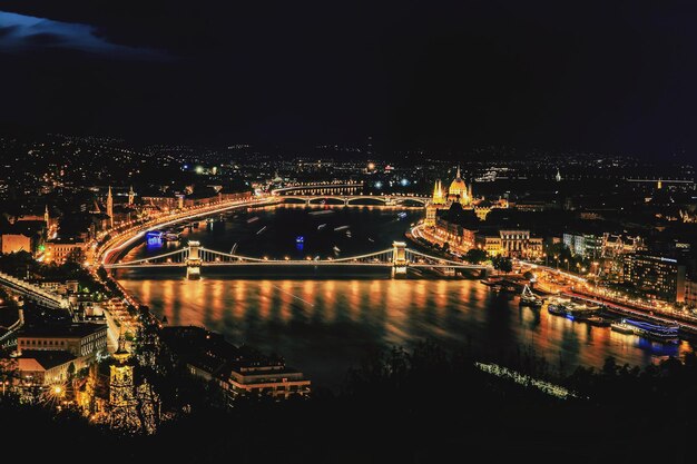 Zdjęcie widok z powietrza oświetlonych mostów nad rzeką na tle nocnego nieba