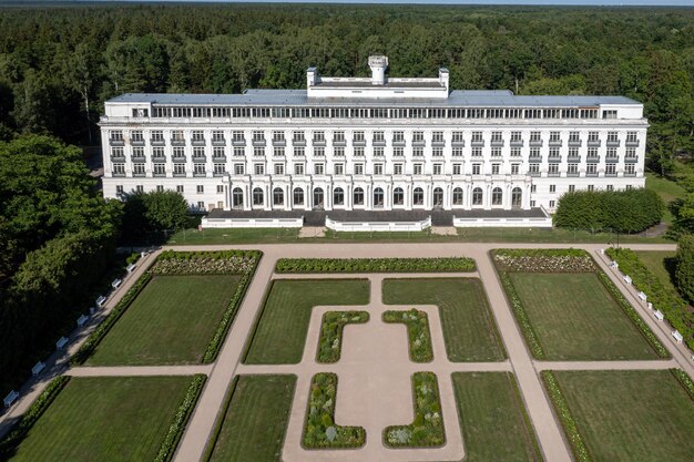 Zdjęcie widok z powietrza park hotel kemeri i zrekonstruowany park byłego sanatorium kemeri w jurmala na łotwie