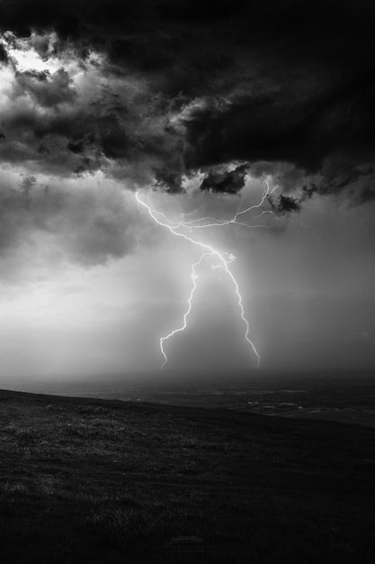 Zdjęcie widok z powietrza piorunów nad lądem