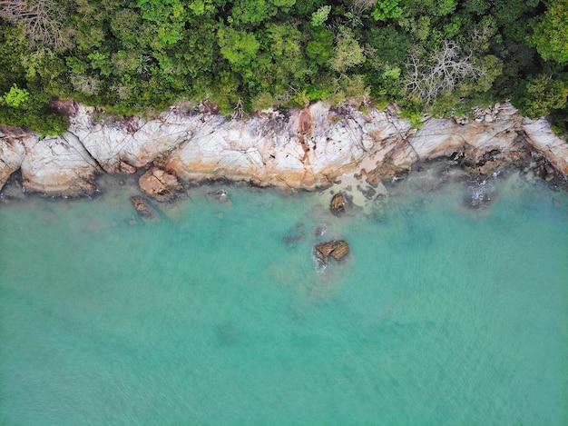 Zdjęcie widok z powietrza plaży teluk batik