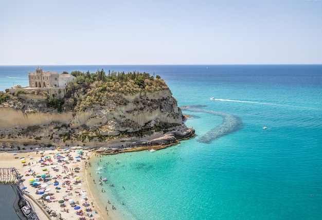 Widok z powietrza plaży Tropea i kościoła Santa Maria dellIsola Tropea Calabria Włochy