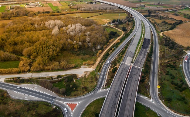 Widok z powietrza podwyższonych dróg w mieście