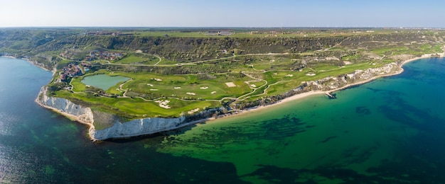 Widok z powietrza pola golfowego nad morzem