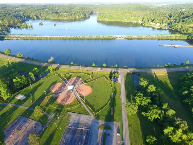 Zdjęcie widok z powietrza pola rolniczego przy jeziorze