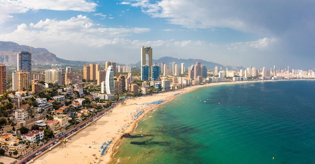 Widok z powietrza popularnego hiszpańskiego śródziemnomorskiego kurortu plażowego Benidorm z wysokimi kompleksami