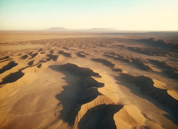 Widok z powietrza pustynnego krajobrazu z formacjami skalnymi i piaskiem przy zachodzie słońca
