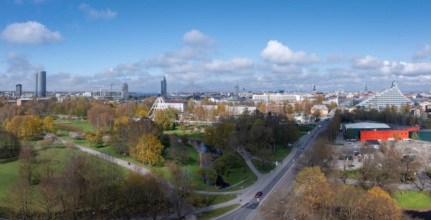 Widok z powietrza Riga Łotwa piękny letni dzień nad Riga ze starym miastem w tle