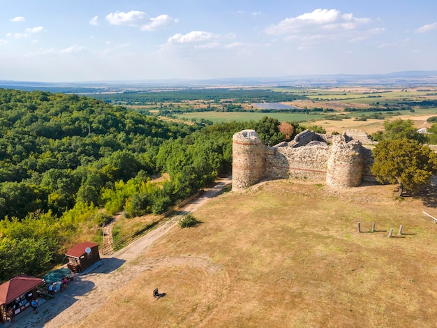 Widok z powietrza ruin starożytnej twierdzy Mezek w Bułgarii