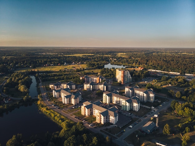 Widok z powietrza rzeki przez budynki w mieście na tle nieba