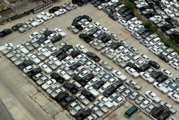 Zdjęcie widok z powietrza samochodów na parkingu