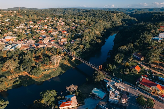 Widok z powietrza San Ignacio wzdłuż rzeki Macal