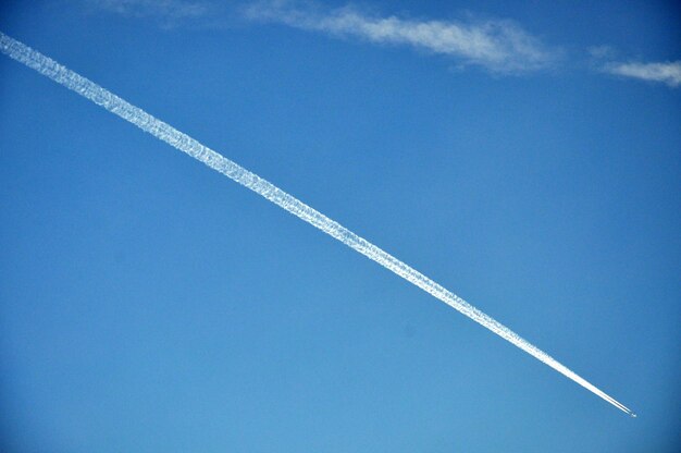 Widok z powietrza ścieżki pary na błękitnym niebie