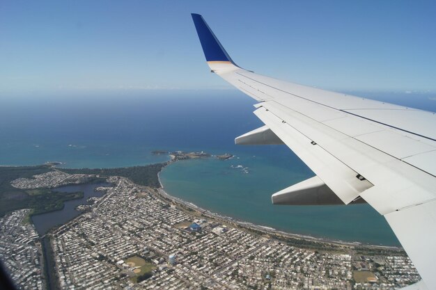 Zdjęcie widok z powietrza skrzydła samolotu nad morzem