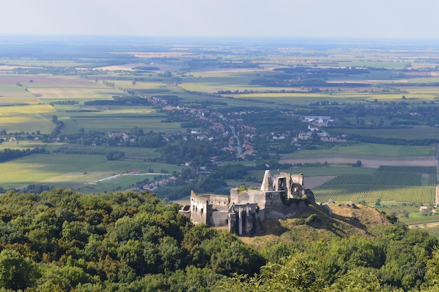 Widok z powietrza somloi var na górze na tle krajobrazu